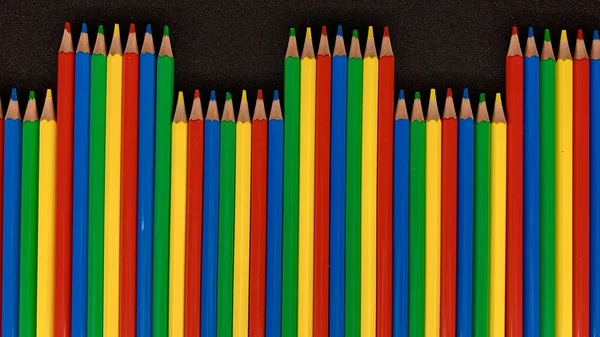 Crayons Multicolores Lumineux Pour Dessin Reposent Sur Une Table Noire — Photo