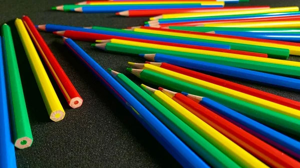 Lápis Multicores Brilhantes Desenho Estão Uma Mesa Preta — Fotografia de Stock