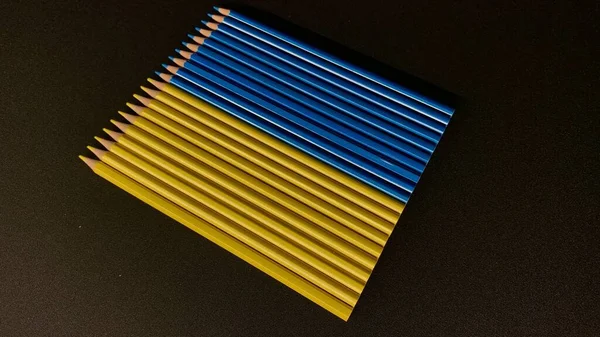 Abstracción Lápices Para Dibujar Lápices Doblan Bandera Ucrania — Foto de Stock