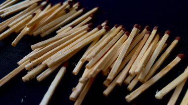 Tahta kibritler kutudan düşen ateşleme için masanın üzerinde duruyor.