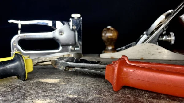 Vecchi Utensili Sul Tavolo Sporco Laboratorio Lavorazione Del Legno — Foto Stock