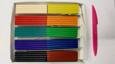Gelişim için renkli plastikler seti. Masadaki çocuklar için gökkuşağı plastik parçaları.