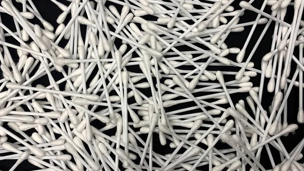 Rozrzucone Białe Pąki Bawełny Wylewają Się Opakowania Leżą Czarnym Stole — Zdjęcie stockowe