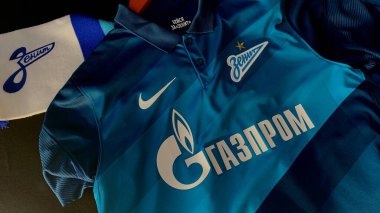 Gerçek bir futbol fanatiğinin özellikleri. Tişört, Rusya şampiyonunun atkısı.
