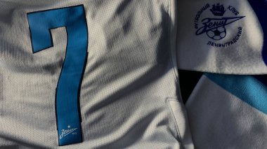 Gerçek bir futbol fanatiğinin özellikleri. Tişört, Rusya şampiyonunun atkısı.
