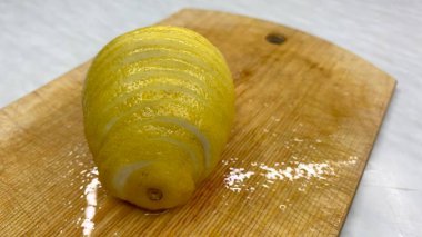 Masanın üzerinde olgun bir portakal dilimi duruyor.