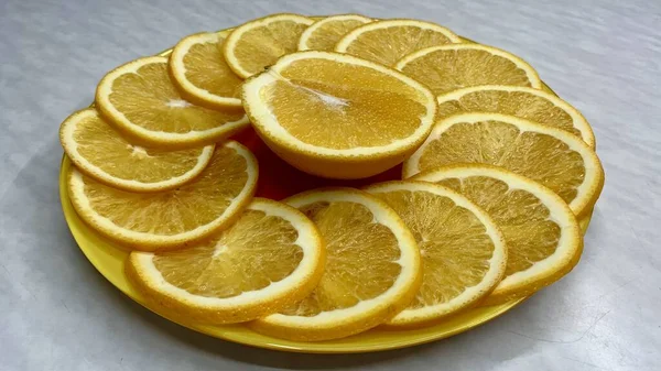 Спелый Апельсин Разрезанный Ломтики Лежит Столе — стоковое фото