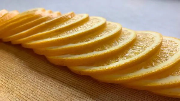 Спелый Апельсин Разрезанный Ломтики Лежит Столе — стоковое фото