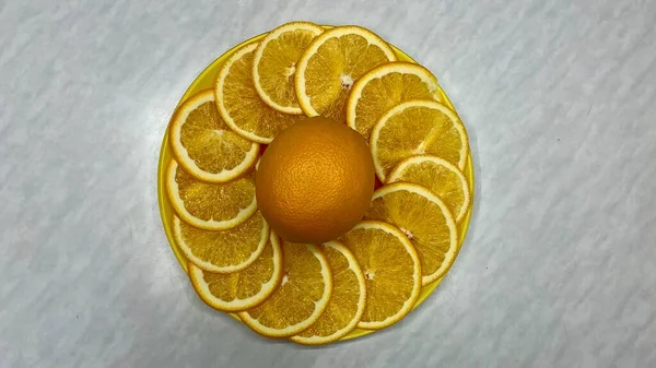 Une Orange Mûre Coupée Tranches Trouve Sur Table — Photo