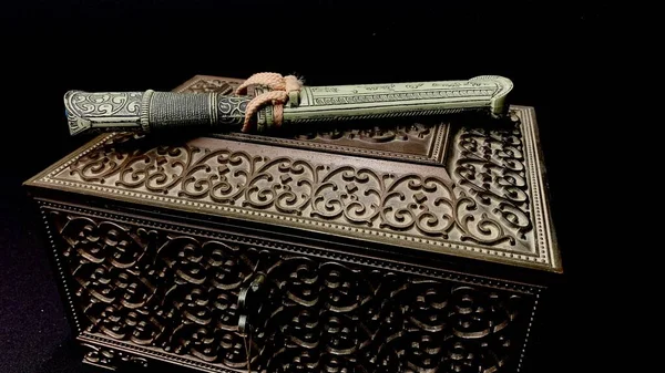 Antike Metalltruhe Mit Schätzen Und Bemalten Mustern Von Handwerkern Geheime — Stockfoto