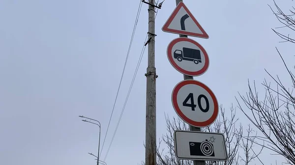 Verkeerstekens Voor Auto Beperkingen Het Winterseizoen Hangen Aan Een Paal — Stockfoto