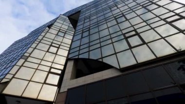 Banka binasının cam ön cephesi, yüksek binadaki cam arkasındaki ofisler.