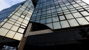 Banka binasının cam ön cephesi, yüksek binadaki cam arkasındaki ofisler.