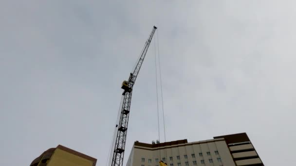 Guindaste Torre Amarela Para Construção Casas Gira Arrasta Lajes Concreto — Vídeo de Stock