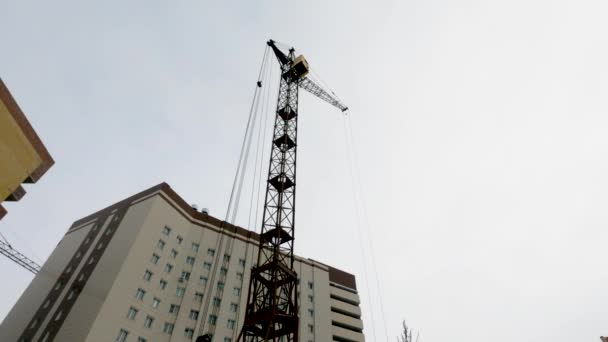 Žlutý Jeřáb Pro Stavbu Domů Otáčí Táhne Betonové Desky Staveništi — Stock video