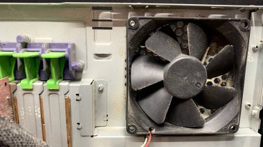 Tozla kaplı eski bir bilgisayar, bozuk ekipmanları tamir etmek için bir atölyede sökülüyor.