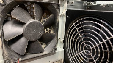 Tozla kaplı eski bir bilgisayar, bozuk ekipmanları tamir etmek için bir atölyede sökülüyor.