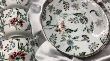 Kafede, restoranda ya da evde dinlenmek için boyalı çay seti porselen çatallardan çay içmek.