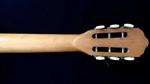 Stará Akustická Kytara Lehkého Dřeva Kovovými Strunami Černou Malbou — Stock fotografie
