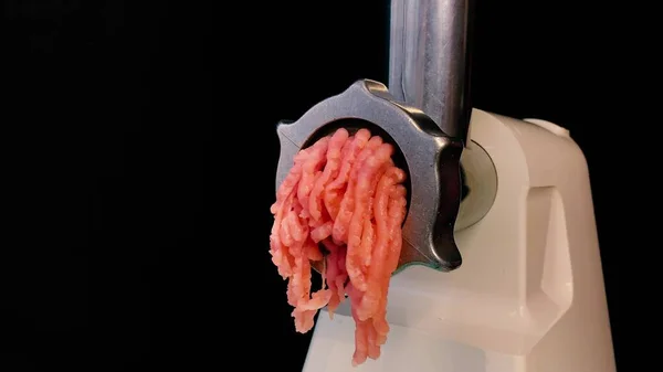 Электрическая Мясорубка Измельчает Куски Лука Трав Мяса Получить Свежее Мясо — стоковое фото