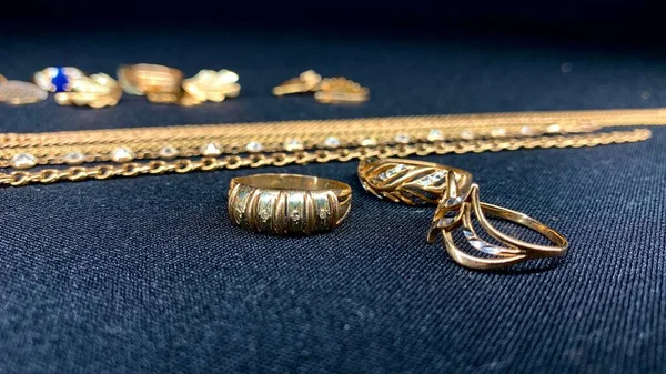 보석이 양질의 금으로 여성의 아름다움을 강조하는 귀걸이 목걸이 로열티 프리 스톡 사진