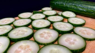 Sebzeli ve zeytinyağlı salata pişirmek için salatalık ve kiraz domatesleri.