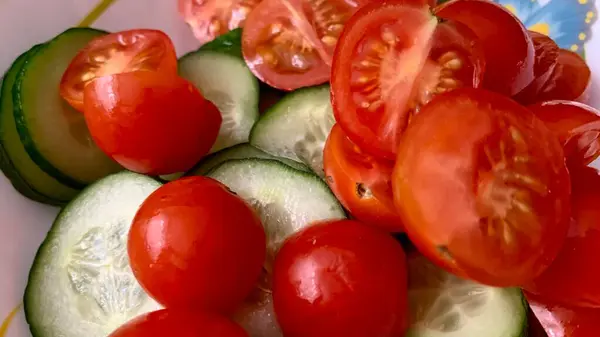 Sebzeli Zeytinyağlı Salata Pişirmek Için Salatalık Kiraz Domatesleri — Stok fotoğraf