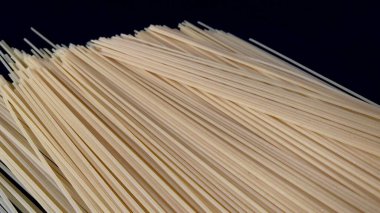 Makarnanın tamamı ahçının siyah masasına saçılmış ve pişirilmeye hazır.