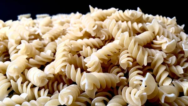 Intero Pacchetto Pasta Farina Dura Sparsi Giace Sulla Tavola Nera — Foto Stock