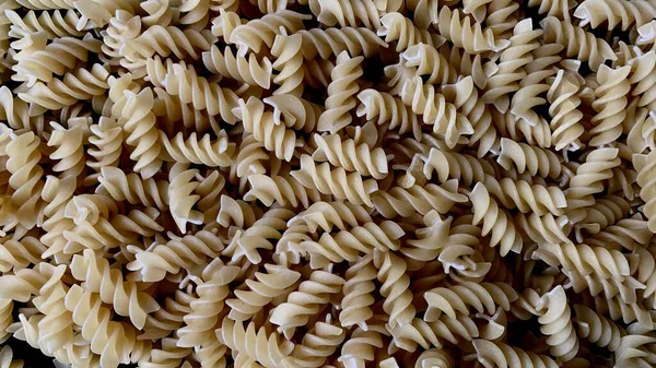 Intero Pacchetto Pasta Farina Dura Sparsi Giace Sulla Tavola Nera — Foto Stock