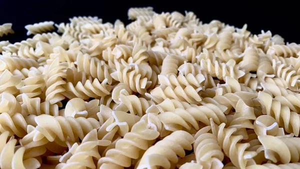 Intero Pacchetto Pasta Farina Dura Sparsi Giace Sulla Tavola Nera — Foto Stock