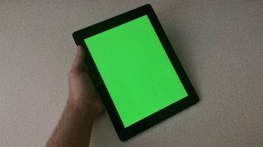 Elektronik cihazlarda krom anahtar, telefon ve monitör, ışık yokluğunda ekranda yeşil ekran ve el kaydırma