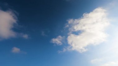 Çok güneşli bir günde açık mavi gökyüzü ve hava bulutları