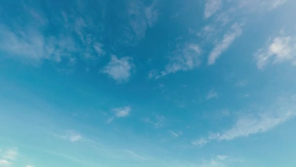 Blu Cielo Limpido Con Nuvole Aria Una Giornata Molto Soleggiata — Video Stock