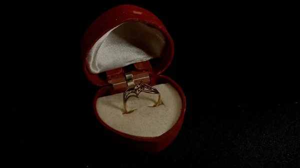 Ehering Einer Roten Geschenkbox Für Einen Heiratsantrag Ihr Geliebtes Mädchen — Stockfoto