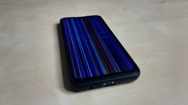 İletişim için kullanılan elektrikli bir cihazın bozuk ekranı. Kadın bir ofis çalışanının çalışmasını engelleyen ekranlardaki çatlaklar.