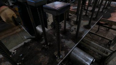 Atölyedeki usta özel bir çekiçle metal parçalarıyla çalışırken kaynakçılığı yok etmek için çalışıyor.