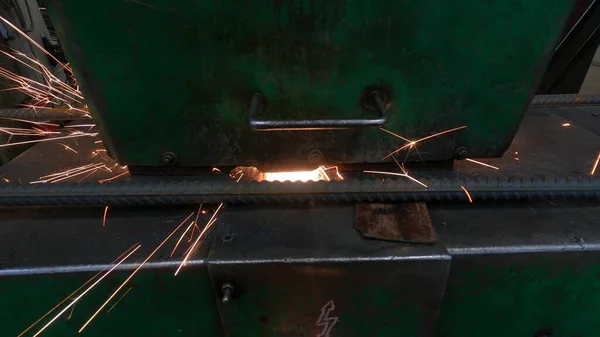 Atölyedeki Usta Bir Kaynak Makinesiyle Çalışıyor Metal Tüplerin Iki Parçasını — Stok fotoğraf