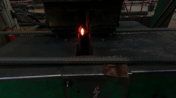 Mistrz Warsztacie Pracuje Maszyny Spawalniczej Ogrzewanie Dwóch Części Rur Metalowych — Zdjęcie stockowe
