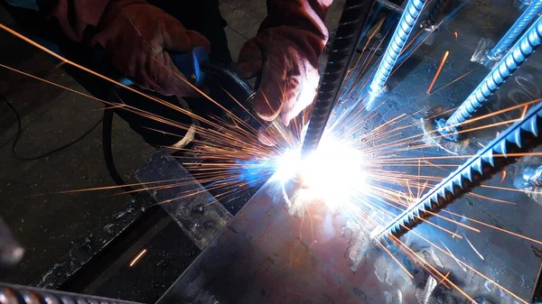 Master Workshop Works Welding Fixes Rebar Metal Workpiece Blue Flames — Stock Photo, Image