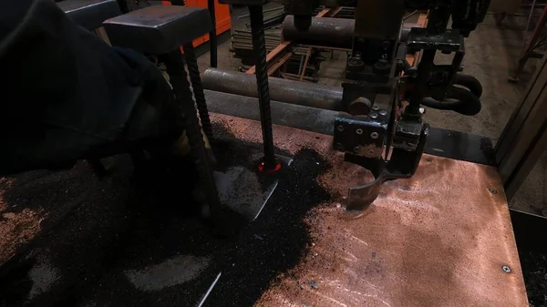 Master Werkplaats Het Werken Met Lassen Machine Reinigt Zijn Werkplaats — Stockfoto