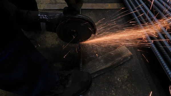 Capataz Del Taller Utiliza Una Amoladora Para Cortar Una Barra — Foto de Stock