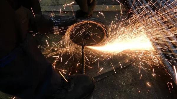 Capataz Del Taller Utiliza Una Amoladora Para Cortar Una Barra — Foto de Stock