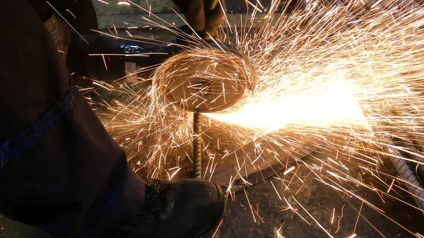 Foreman Workshop Uses Grinder Cut Black Steel Rebar Next Job — Stock Photo, Image