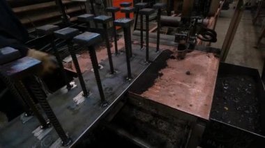 Makinedeki kaynakla çalıştıktan sonra atölyedeki usta bir sonraki metal atölyesi için çalışma yerini temizliyor.