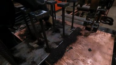 Makinedeki kaynakla çalıştıktan sonra atölyedeki usta bir sonraki metal atölyesi için çalışma yerini temizliyor.