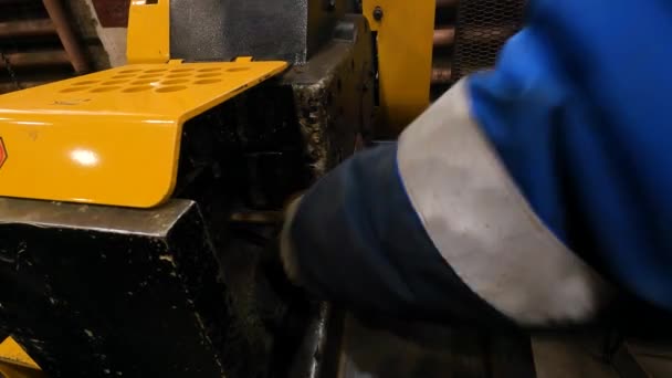 Atölyedeki Usta Inşaat Çubuğu Için Bir Kesme Makinesiyle Çalışıyor Makine — Stok video