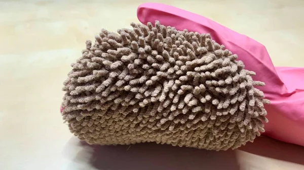 戴橡胶清洁手套的妇女准备用海绵 破布和清洁用品打扫房子 — 图库照片