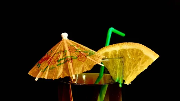 Coquetel Brilhante Foi Servido Bar Como Presente Estabelecimento Uma Bebida — Fotografia de Stock
