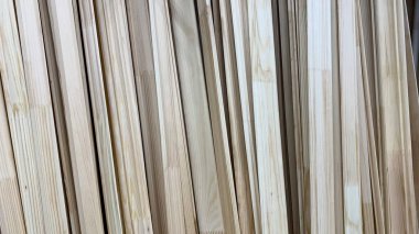 Ahşap türlerin, parmaklıkların, tahtaların, kontrplakların işlenmesi için atölye çalışması bir depoda yatıyor.